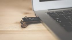How does the USB flash drive work?